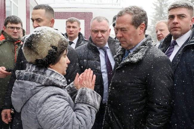 Охранники Медведева поставили на&nbsp;колени пенсионерку с&nbsp;Алтая