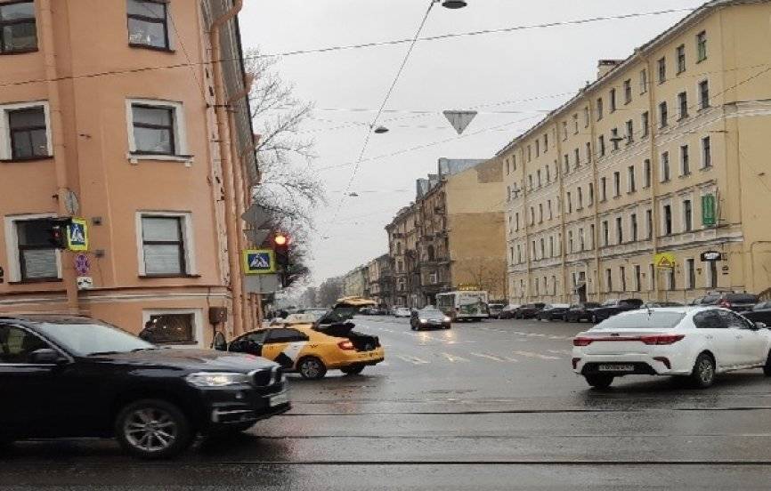 На углу Старо-Петергофского и Рижского машину «Яндекс.Такси» остановило здание