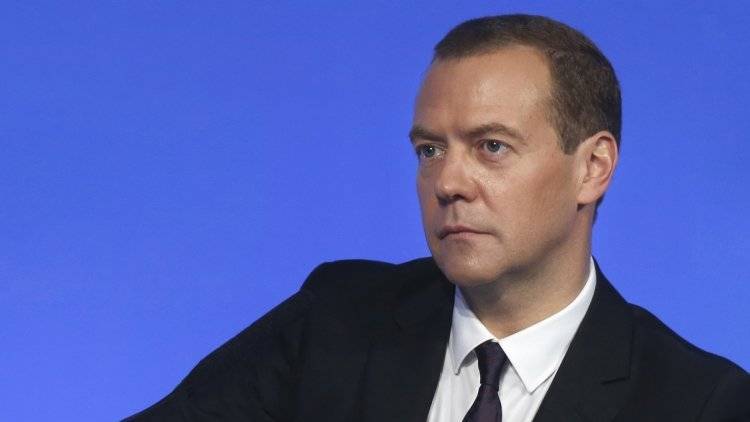 Медведев назвал задачей вузов решение вопросов стажировки студентов