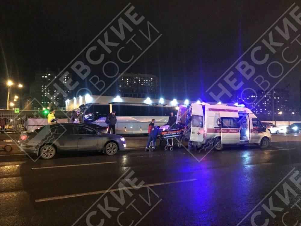 Человек оказался под колесами автомобиля из-за неработающего светофора на Приморском шоссе