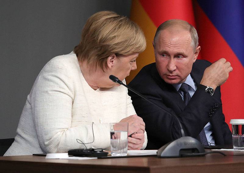 Путин и Меркель обсудили отвод войск в Донбассе