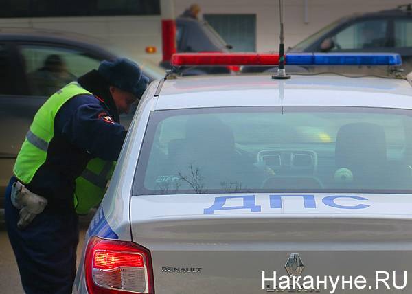 Свердловская ГИБДД призвала водителей и пешеходов быть аккуратнее на дорогах из-за гололеда