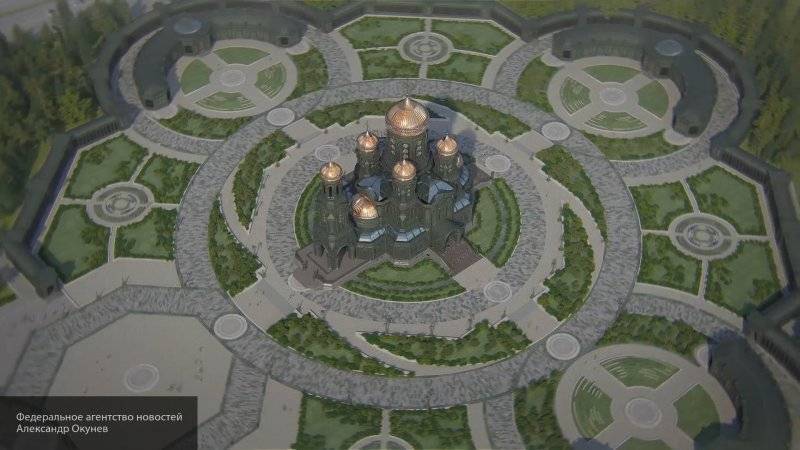 Один из шести куполов установили на строящийся главный храм ВС РФ в подмосковном "Патриоте"