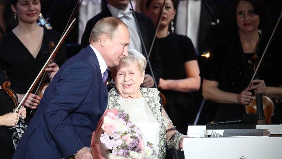 Путин наградил Пахмутову на концерте орденом Андрея Первозванного