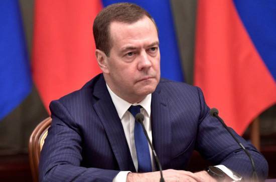 Медведев выразил надежду на отказ страны от пластиковой тары в будущем
