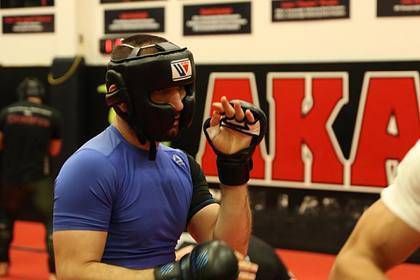 Брата Нурмагомедова задушили в первом бою в UFC