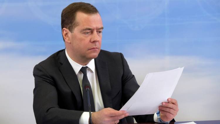 Медведев призвал ускорить развитие в России генетических технологий