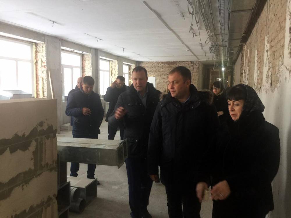 Илья Середюк рассказал о ходе ремонта в кемеровской гимназии №21