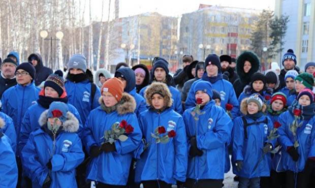 В Нефтеюганске на открытие памятника жертвам резонансного ДТП привели детей в куртках «Единой России»