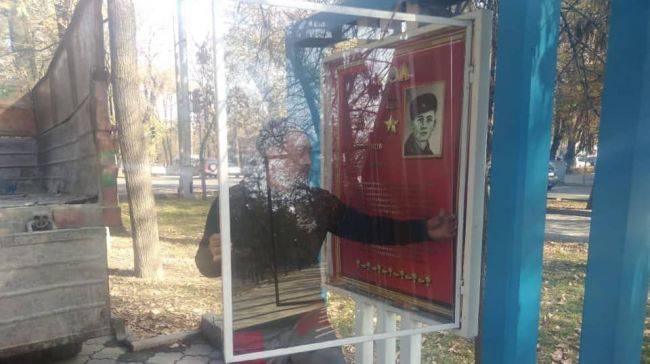 В Бишкеке восстановлены стенды с портретами героев Советского Союза