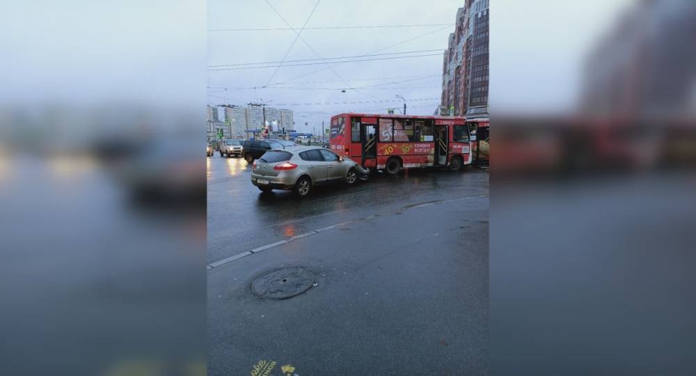 ДТП на перекрестке Десантников и Ленинского в Петербурге остановило общественный транспорт