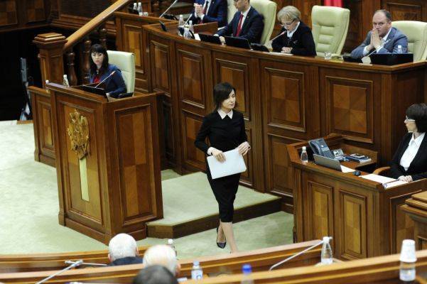 Парламент Молдавии обсуждает вотум недоверия правительству