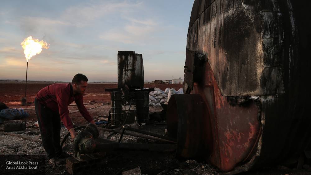 США поддерживают курдских боевиков из-за боязни потерять доходы от краденной нефти в Сирии