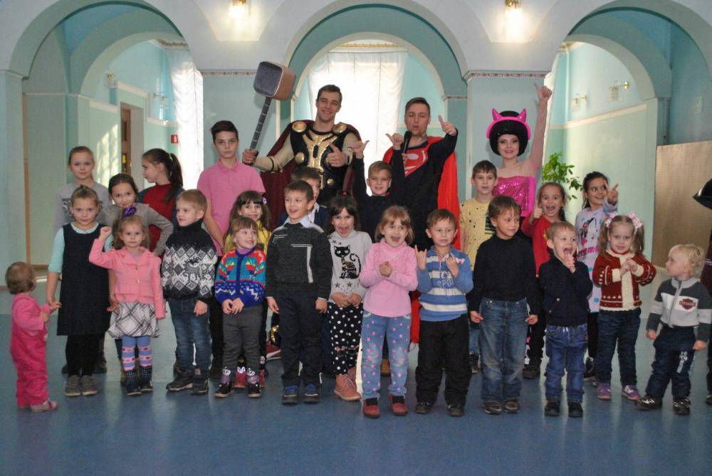 «Донецкая республика» помогает и ветеранам и детям