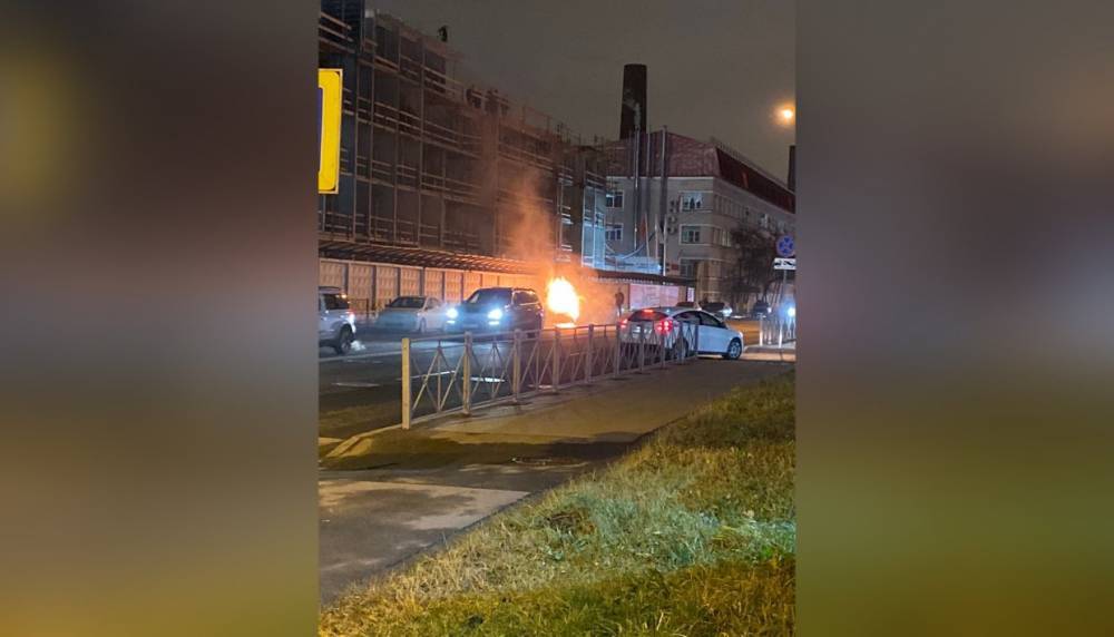 Полыхающий на Уральской улице Hyundai потушили за десять минут