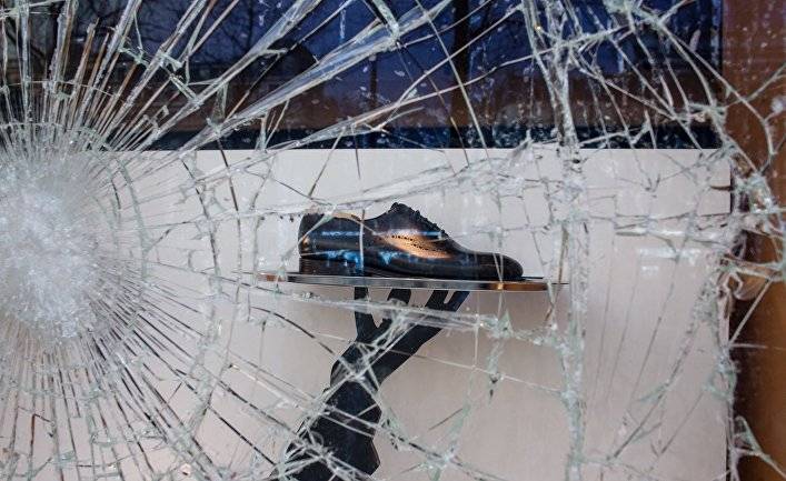 Стрельба и разрисованные витрины: ночью вандалы в Киеве устроили расправу над российским магазином (УНИАН, Украина)