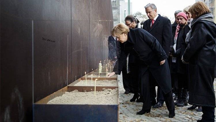 Меркель сфотографировалась с молодежью у мемориала «Берлинская стена»