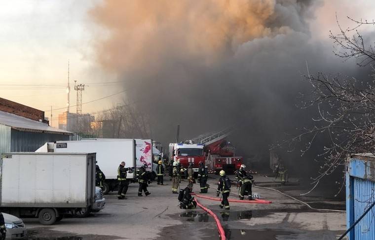 Площадь возгорания на складе у Ленинградского вокзала увеличилась