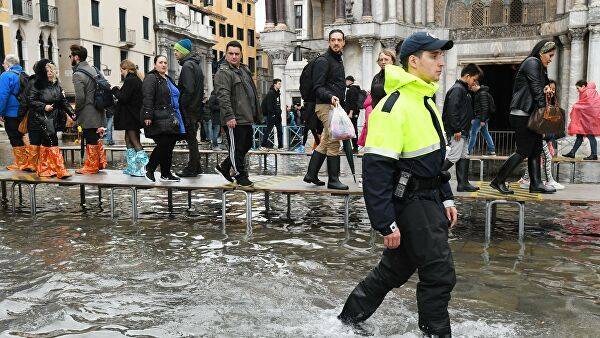 В Италии непогода привела к закрытию школ и дорог