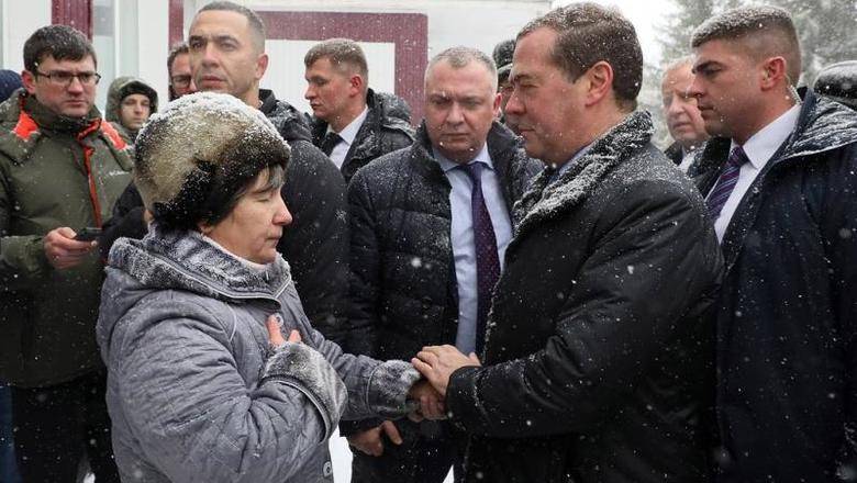 ВИДЕО: жительница села упала на колени перед Медведевым с просьбой дать горячую воду