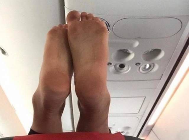 Что делать, если в самолете вам поставили ноги на голову