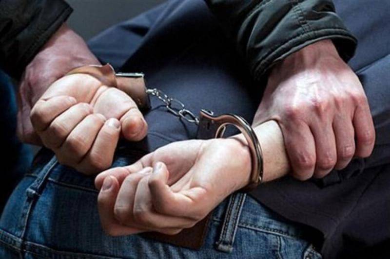 Двух сотрудников УТ МВД России задержали по подозрению в получении взятки