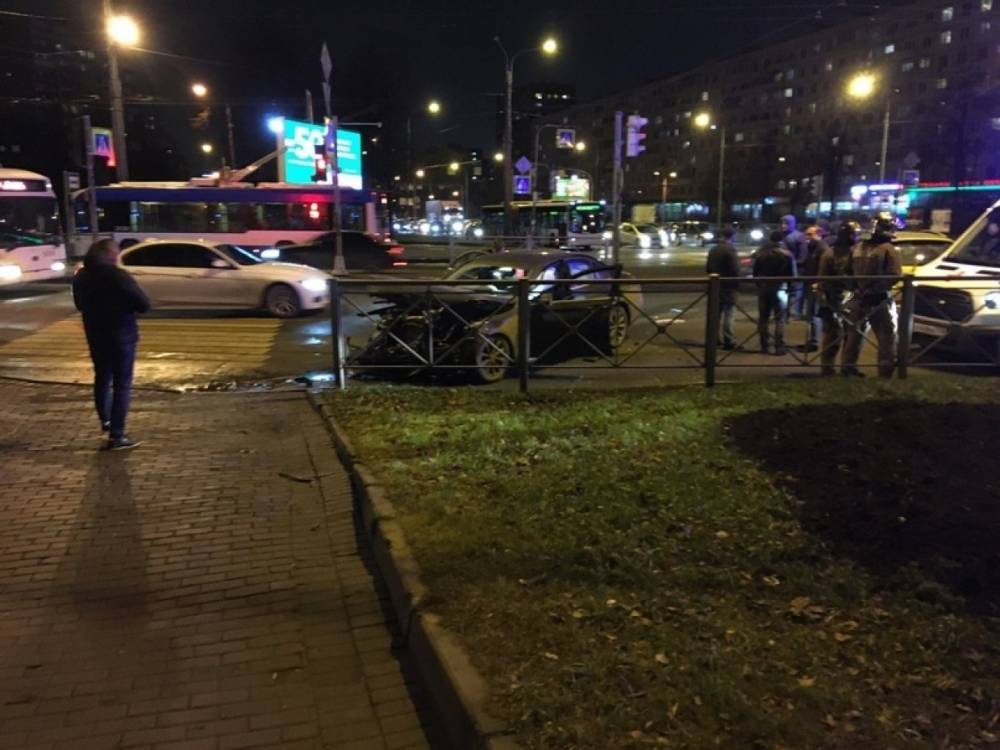 Три иномарки устроили ДТП в Красногвардейском районе Петербурга