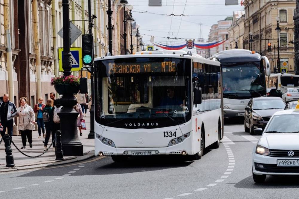 Из-за ремонта на Уманском переулке в Петербурге изменятся маршруты двух автобусов