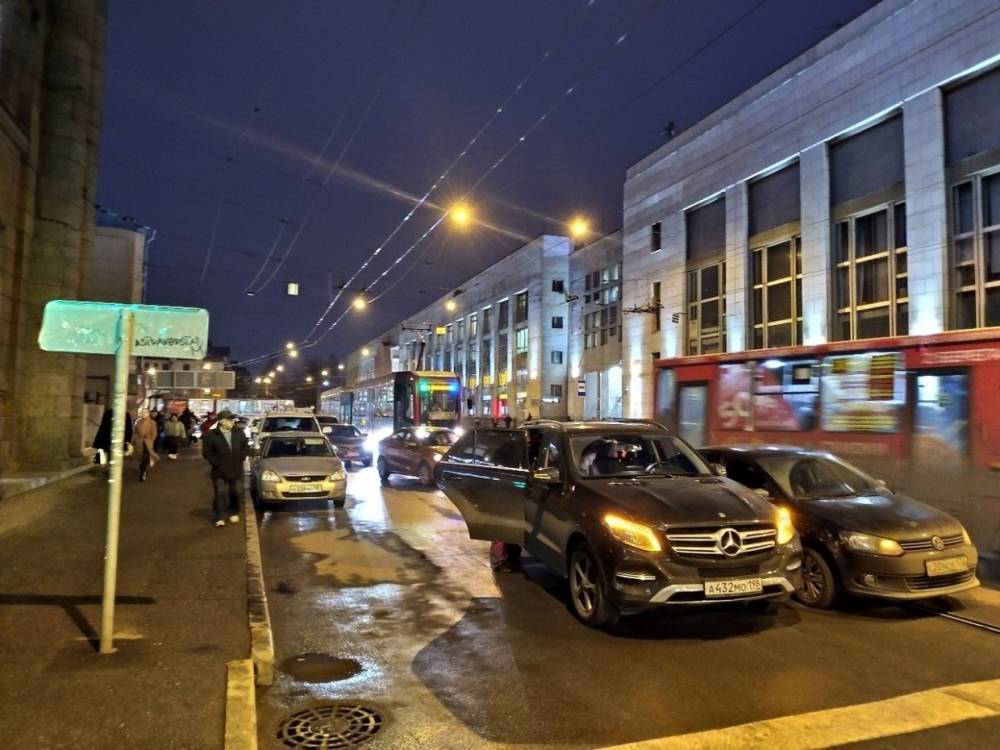 ДТП стало причиной пробок на Боткинской улице