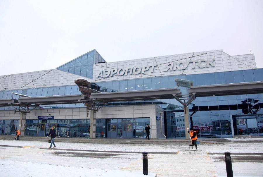 Самолет "Полярных авиалиний" вернулся в аэропорт Якутии с неубранным шасси