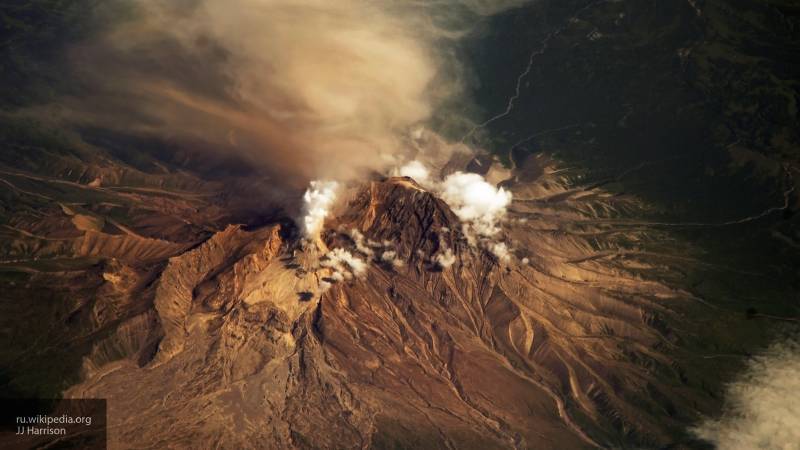 Вулкан Шивелуч на Камчатке выбросил девятикилометровый столб пепла