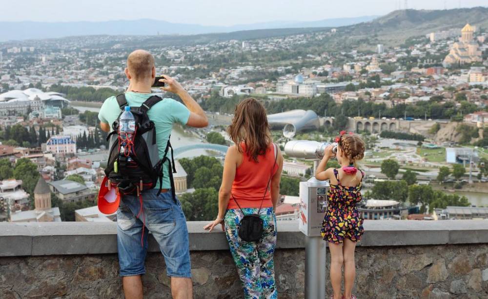 Поток российских туристов в Грузию продолжает падать