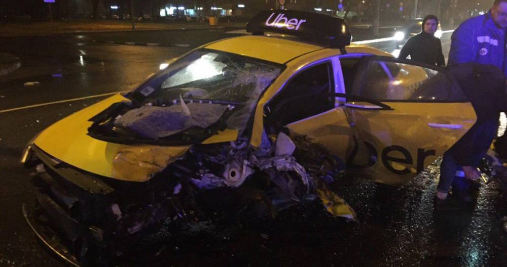 Три человека пострадали в ДТП с такси на юго-востоке Москвы