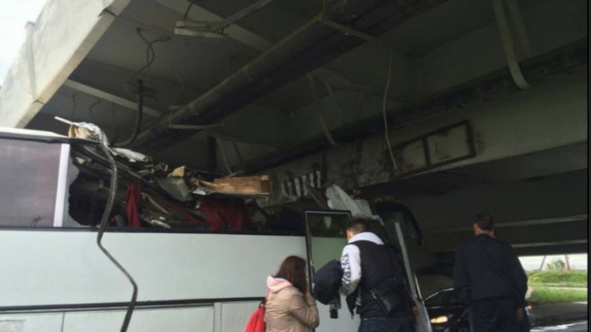 Сразу две машины застряли под «Мостом глупости» в Петербурге — видео