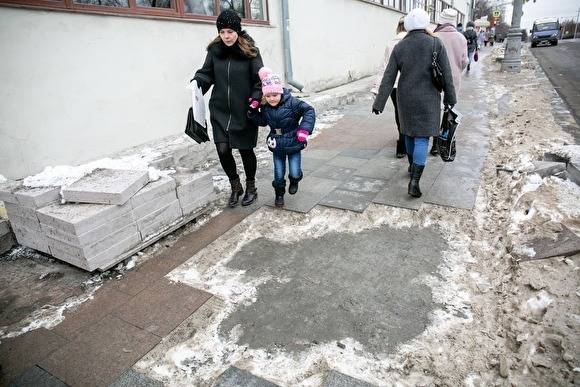 Прокуратура Екатеринбурга начала проверку из-за затянувшегося до зимы ремонта тротуаров