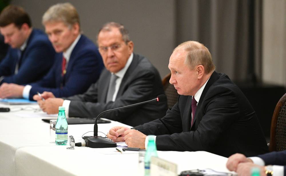 Владимир Путин объявил о спасении российской экономики от сползания в рецессию
