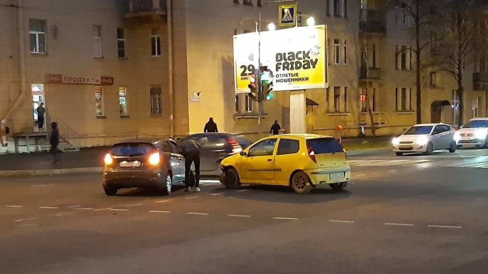 Перекресток улиц Зайцева и Краснопутиловской не поделили две иномарки