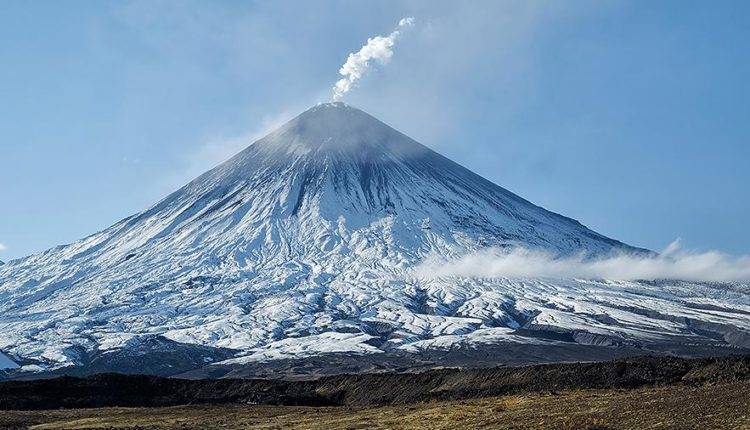 На Камчатке началось извержение самого высокого вулкана в Евразии