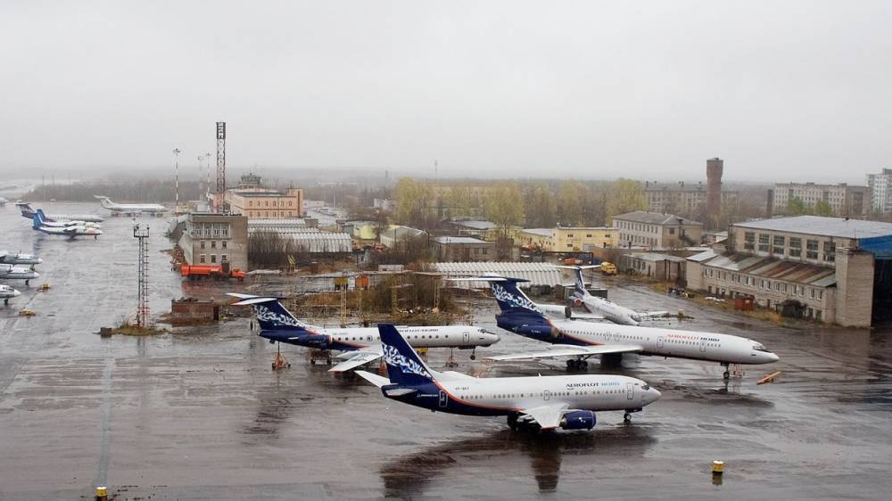 Взлетную полосу в аэропорту Архангельска очистили от льда
