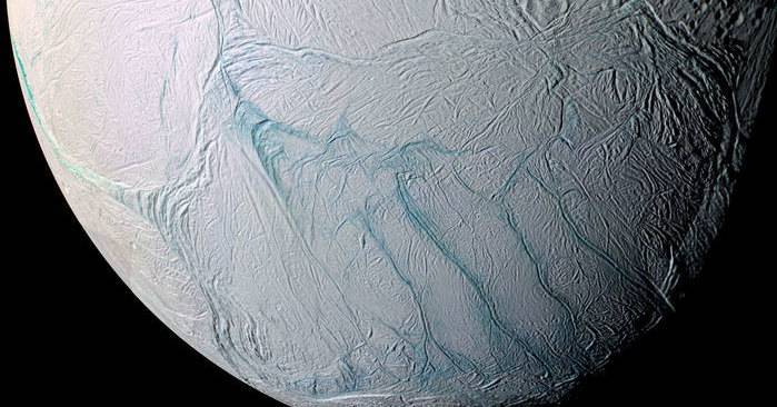 Откуда на&nbsp;луне Сатурна странные темные полосы: ледяной мир