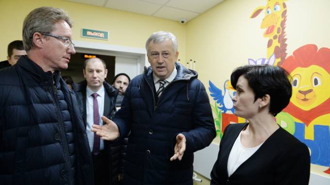 Дрозденко посетил новую детскую амбулаторию в Буграх