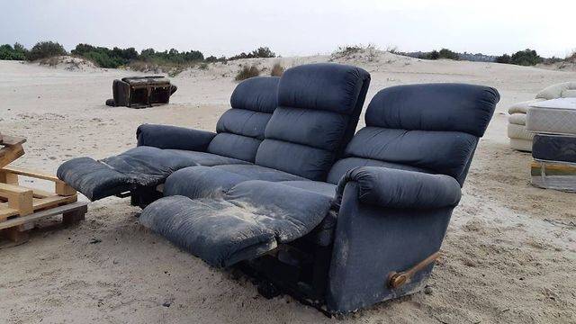 Новая губительная мода в Израиле: тащить на пляж старые диваны