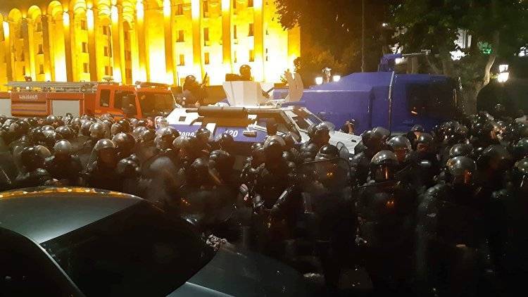 В Тбилиси начались протесты у здания парламента Грузии