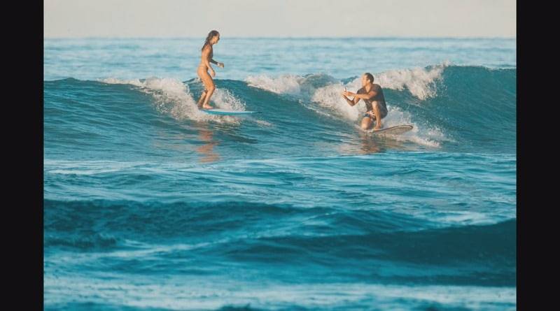 Парень-серфер сделал предложение девушке прямо на гребне волны – и потерял кольцо в океане