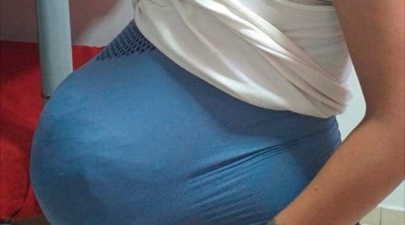 Девушка сделала себе живот беременной, чтобы спрятать там 4 килограмма наркотиков (фото)