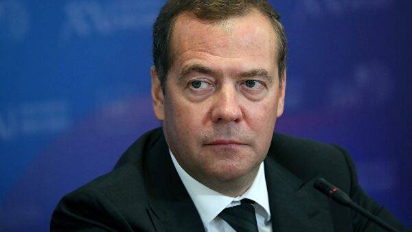 Медведев: находиться в оппозиции и критиковать проще, но важно не потерять доверие людей