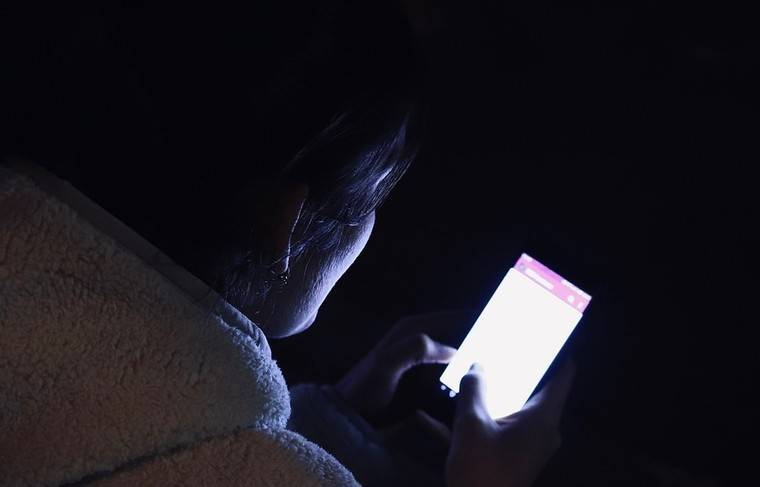 Житель Китая ослеп после того, как всю ночь провел за играми на телефоне