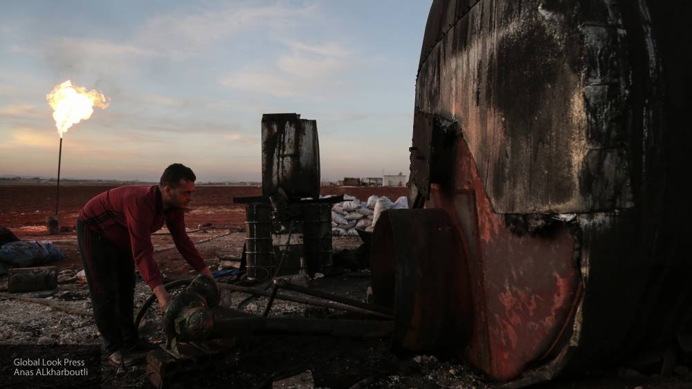 США пытаются удержать позиции в Сирии, поддерживая курдских боевиков в воровстве нефти