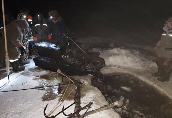 На Ямале из Оби вытащили снегоход, на котором провалился и утонул мужчина