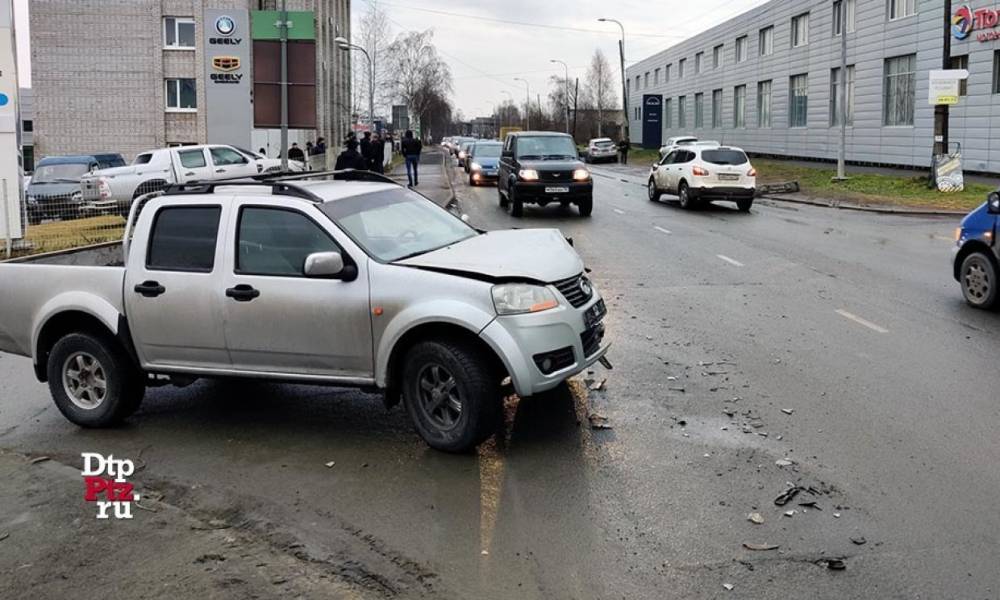«Газель» протаранила четыре автомобиля в Петрозаводске
